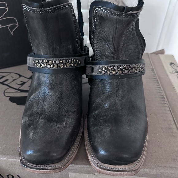 FREEBIRD BY STEVEN handmade boots, soldout
Black distressed sexy boots size 8 - Picture 6 of 16
